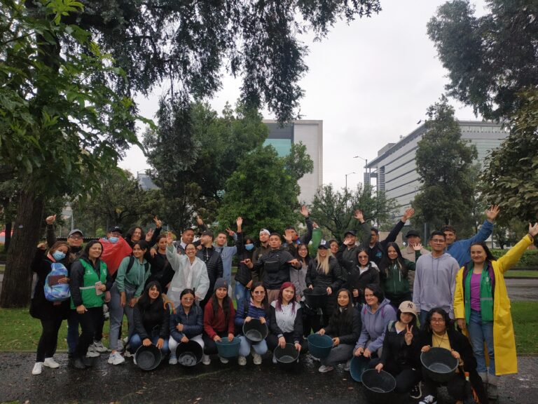 Riego comunitario en el barrio Ciudad Salitre