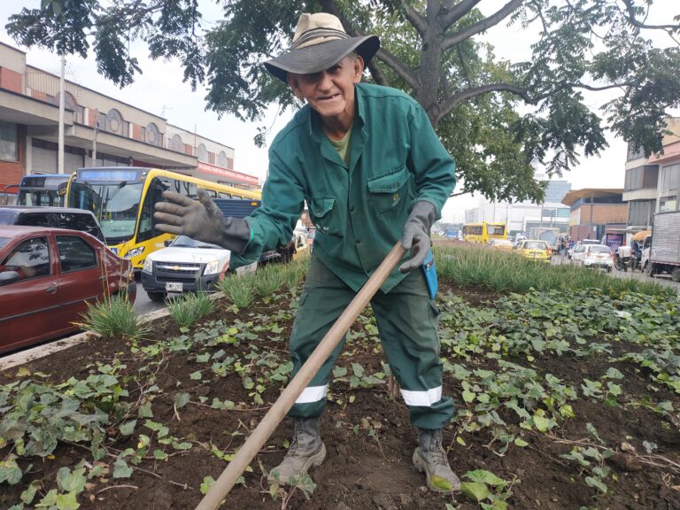 El campesino que reverdece los jardines de Paloquemao