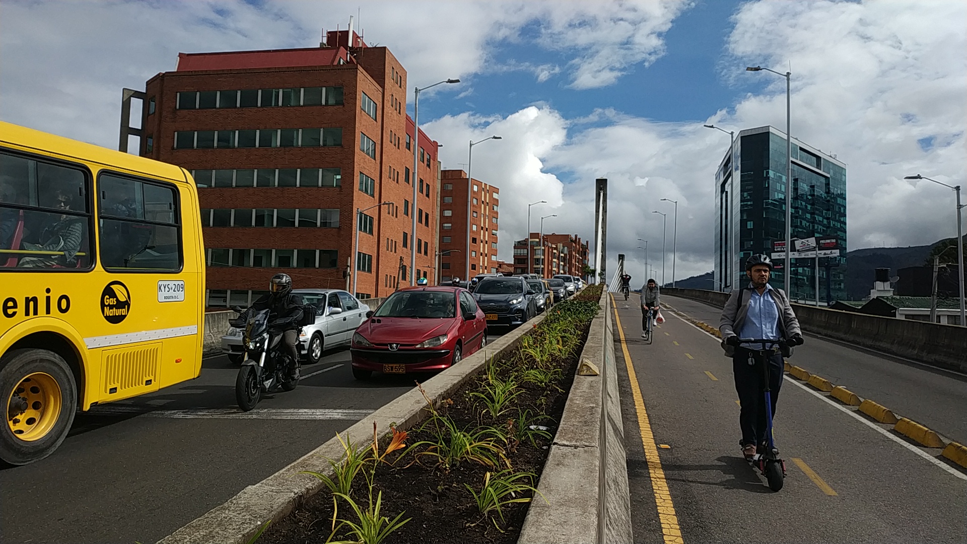 El puente vehicular de Usaquén que floreció con una nueva jardinera