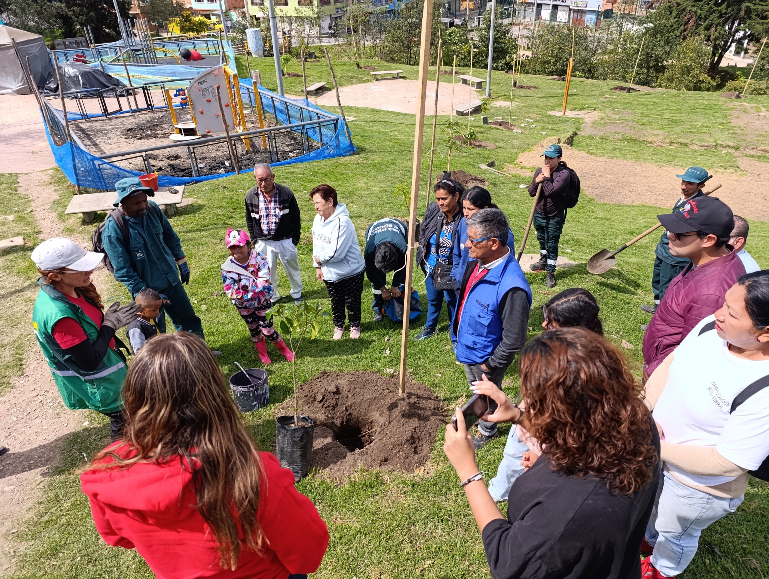 ¡Sueño comunitario cumplido!: parque Portal del Bosque en Usme recibió sus primeros árboles y arbustos
