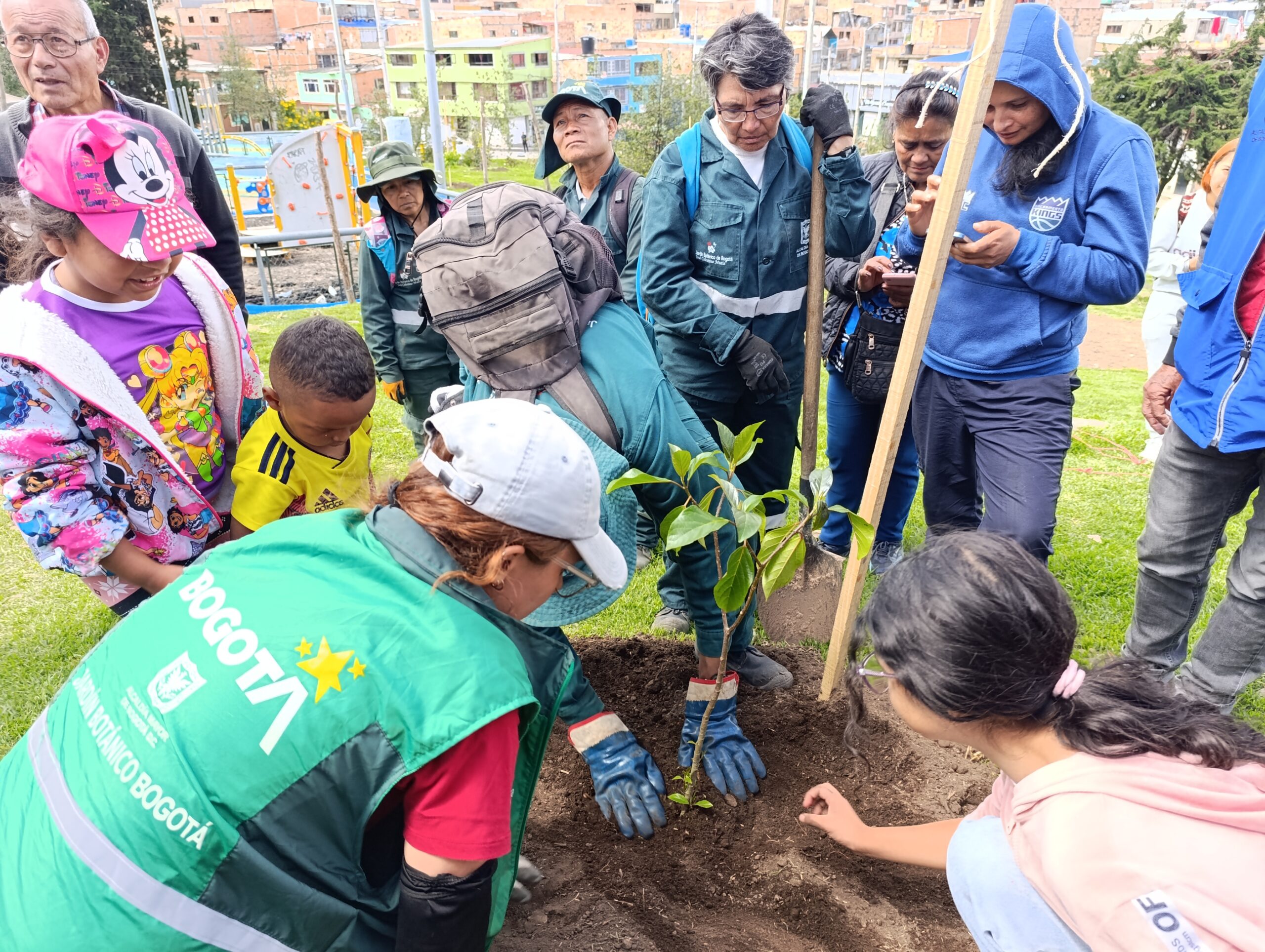 ¡Sueño comunitario cumplido!: parque Portal del Bosque en Usme recibió sus primeros árboles y arbustos