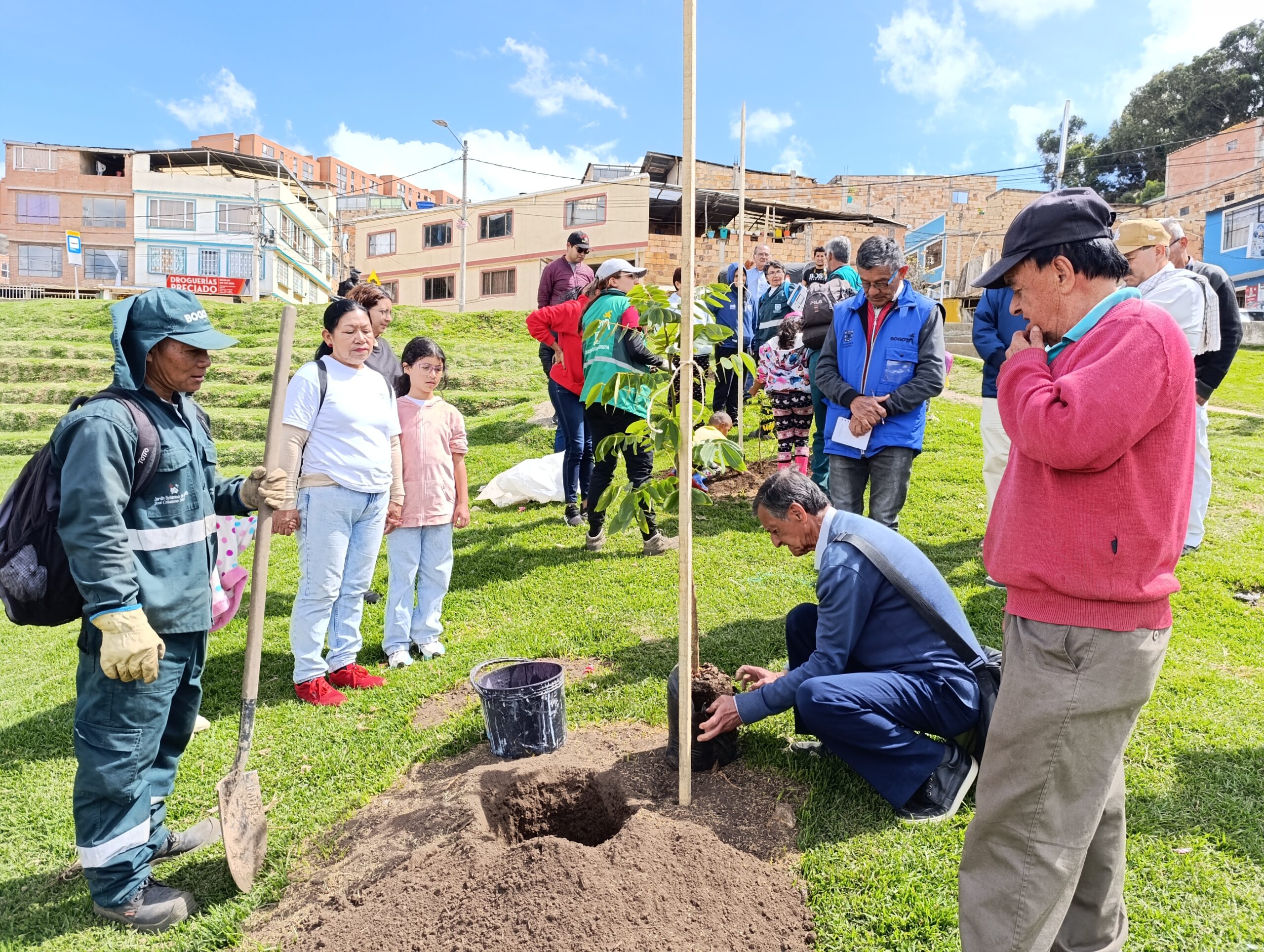 ¡Sueño comunitario cumplido!: parque Portal del Bosque en Usme recibió sus primeros árboles y arbustos