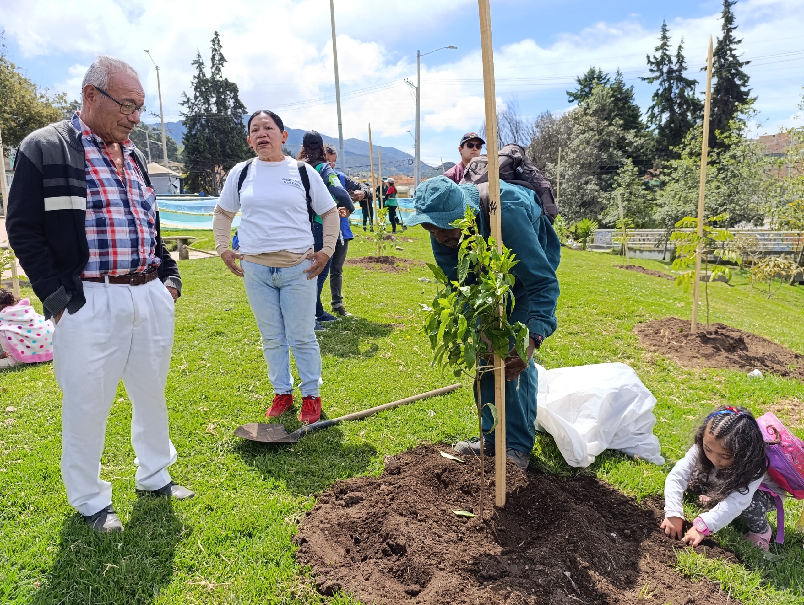 ¡Sueño comunitario cumplido!: parque Portal del Bosque en Usme recibió sus primeros árboles y arbustos