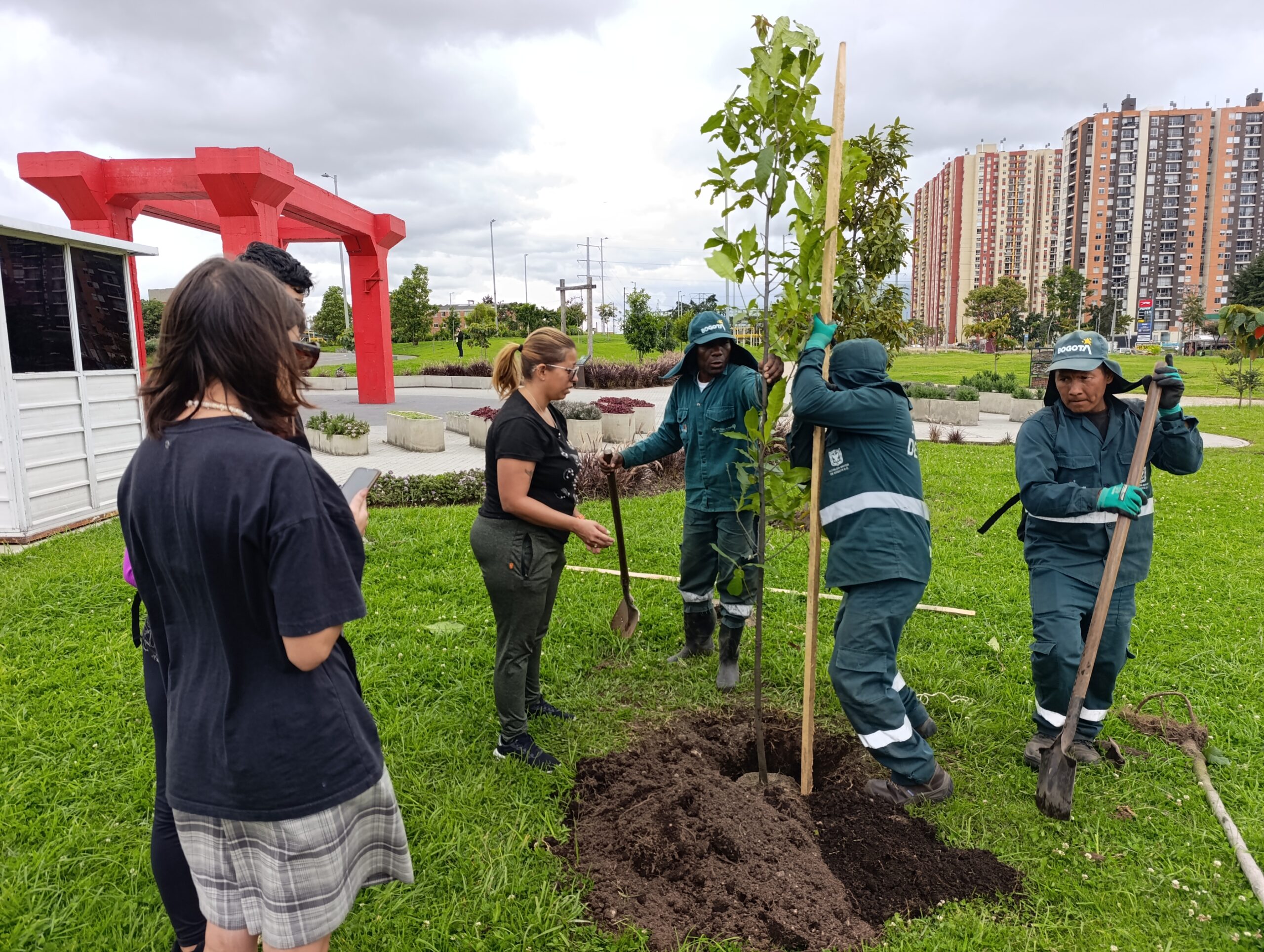 Historias del verde urbano: Cinco localidades se vistieron de verde durante el primer día de la Semana Ambiental