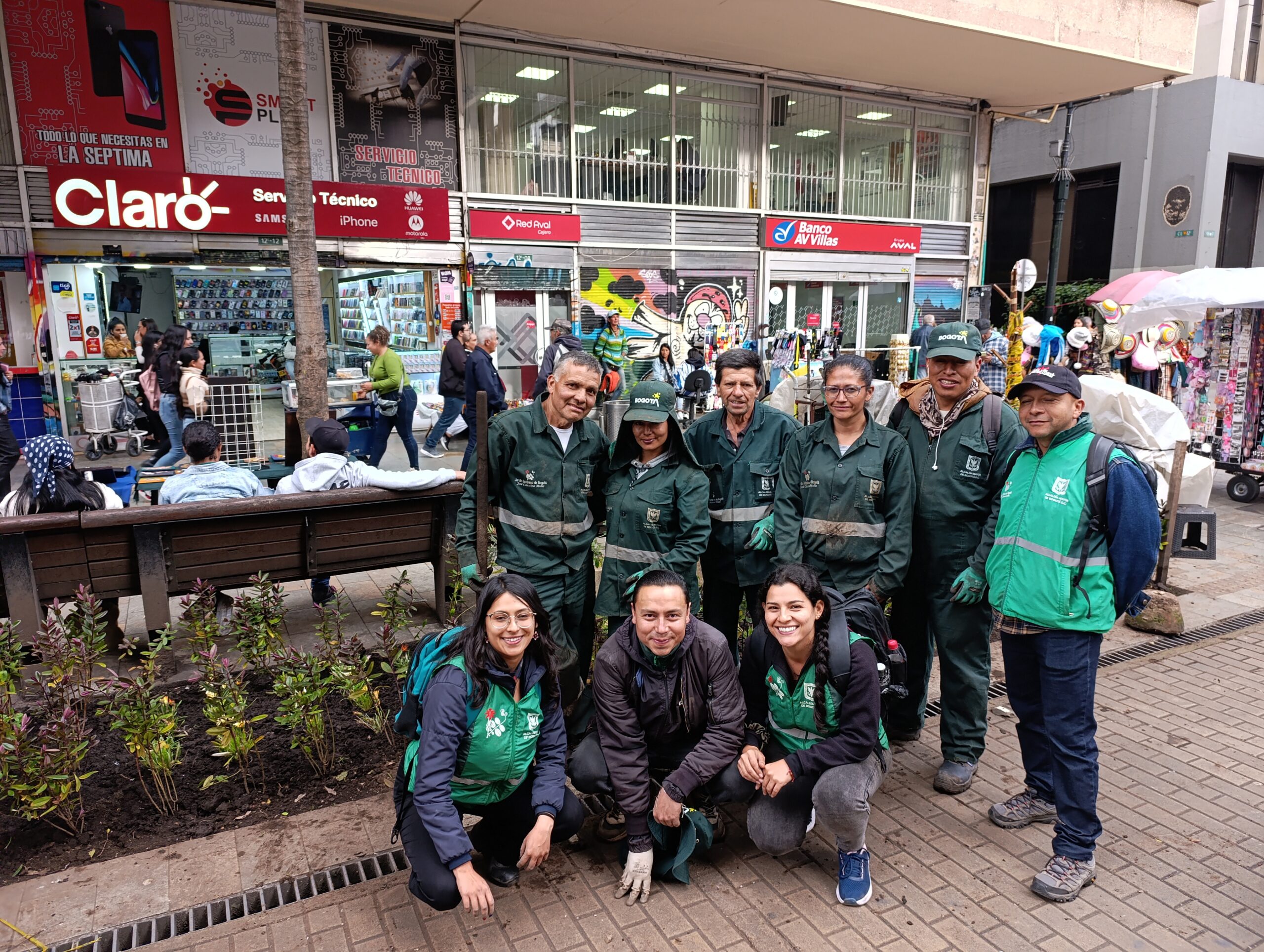 Historias del verde urbano: El nuevo vestido floreado de las jardineras de la carrera Séptima