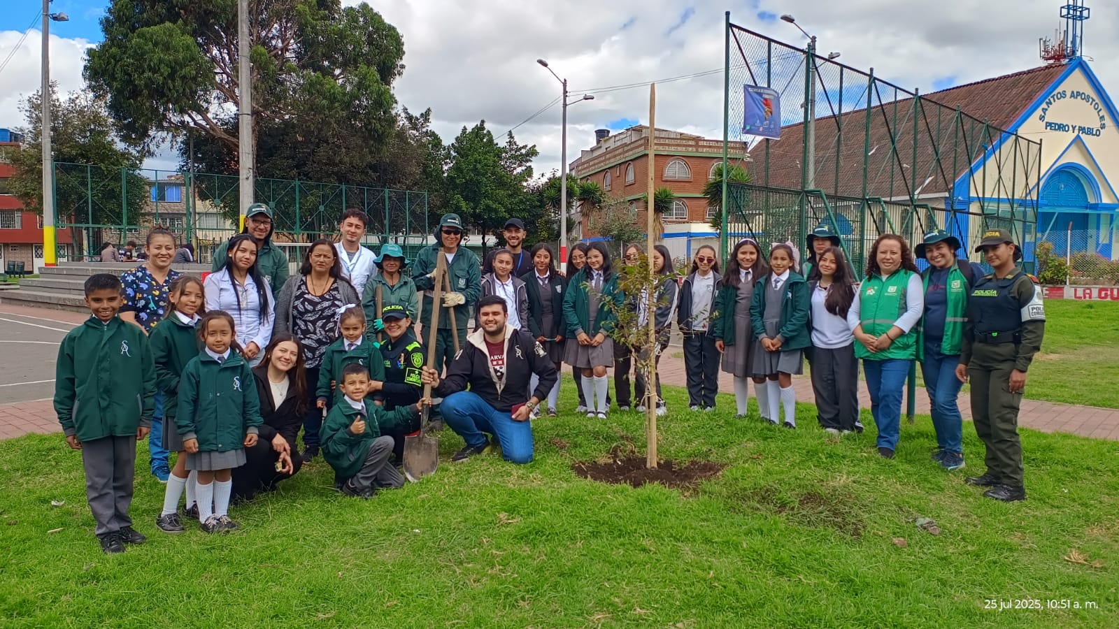 Historias del verde urbano: Estudiantes de colegio se convirtieron en guardianes del arbolado de Kennedy