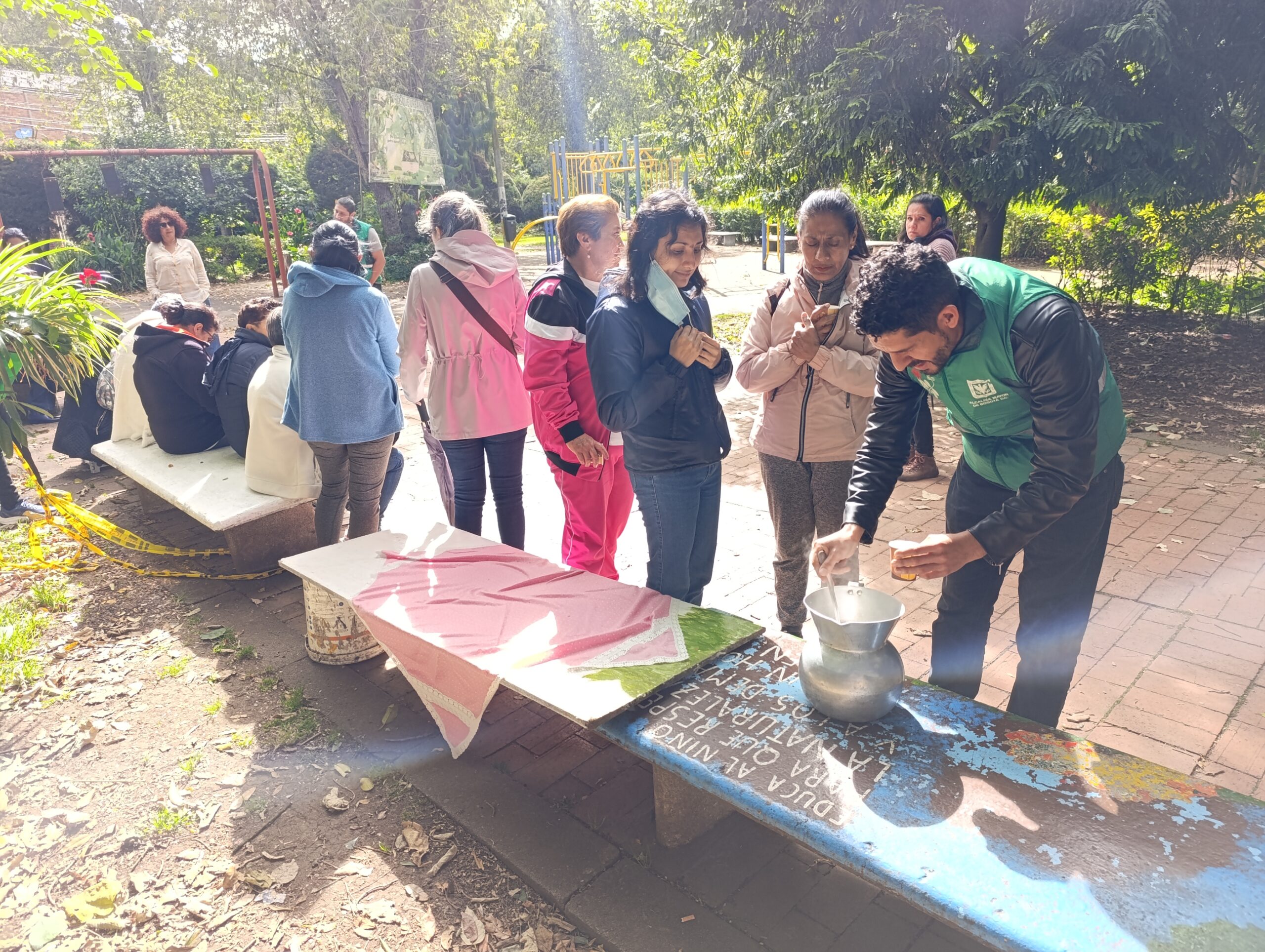 Historias del verde urbano: Un taller de semillas bajo el dosel del bosque urbano de Granada