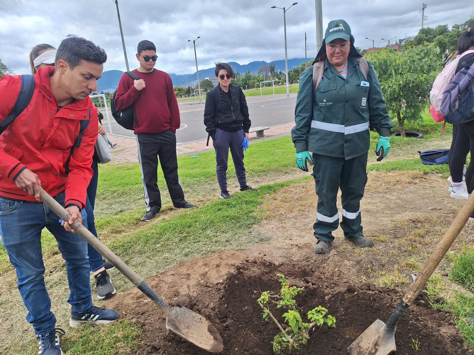 Historias del verde urbano: Bogotá recibió más de 250 árboles durante el Día Interamericano de la Calidad del Aire Historias del verde urbano: Bogotá recibió más de 250 árboles durante el Día Interamericano de la Calidad del Aire