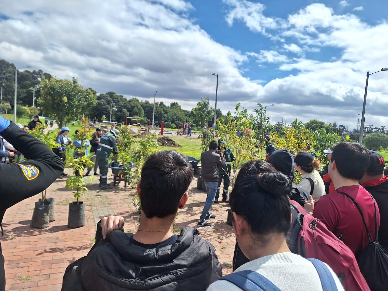 Historias del verde urbano: Bogotá recibió más de 250 árboles durante el Día Interamericano de la Calidad del Aire Historias del verde urbano: Bogotá recibió más de 250 árboles durante el Día Interamericano de la Calidad del Aire