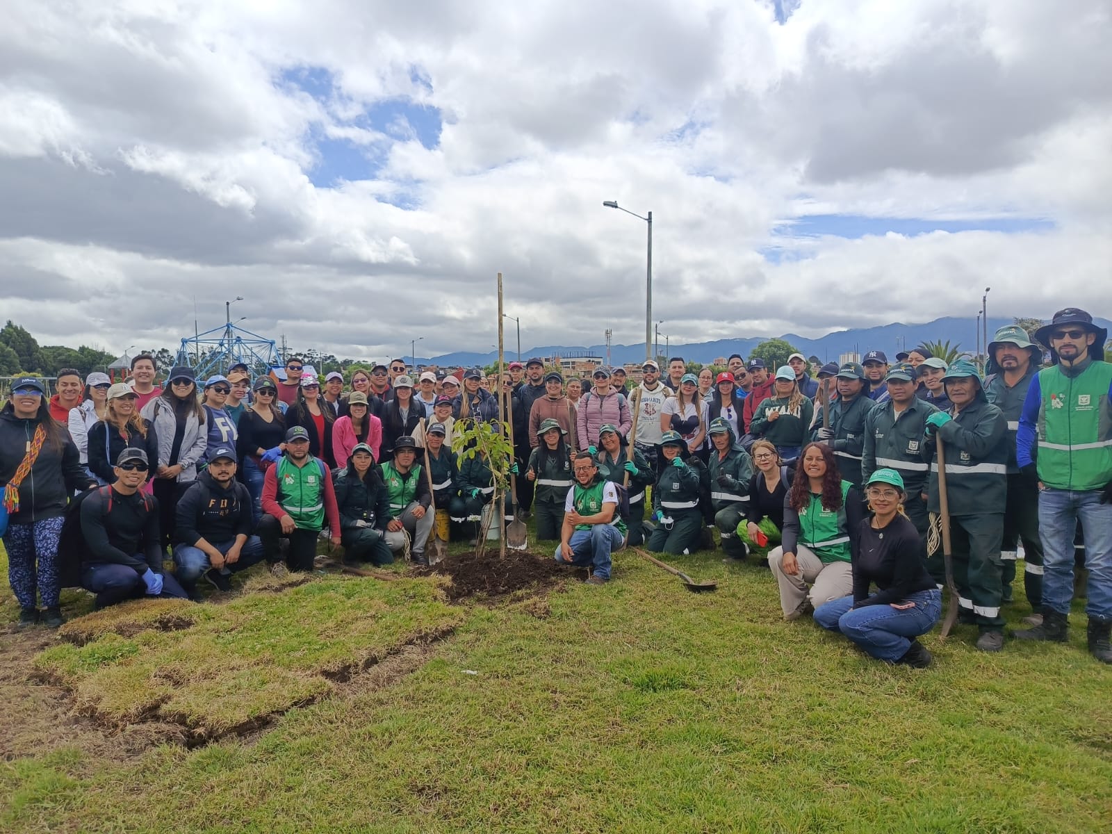 Historias del verde urbano: Bogotá recibió más de 250 árboles durante el Día Interamericano de la Calidad del Aire Historias del verde urbano: Bogotá recibió más de 250 árboles durante el Día Interamericano de la Calidad del Aire