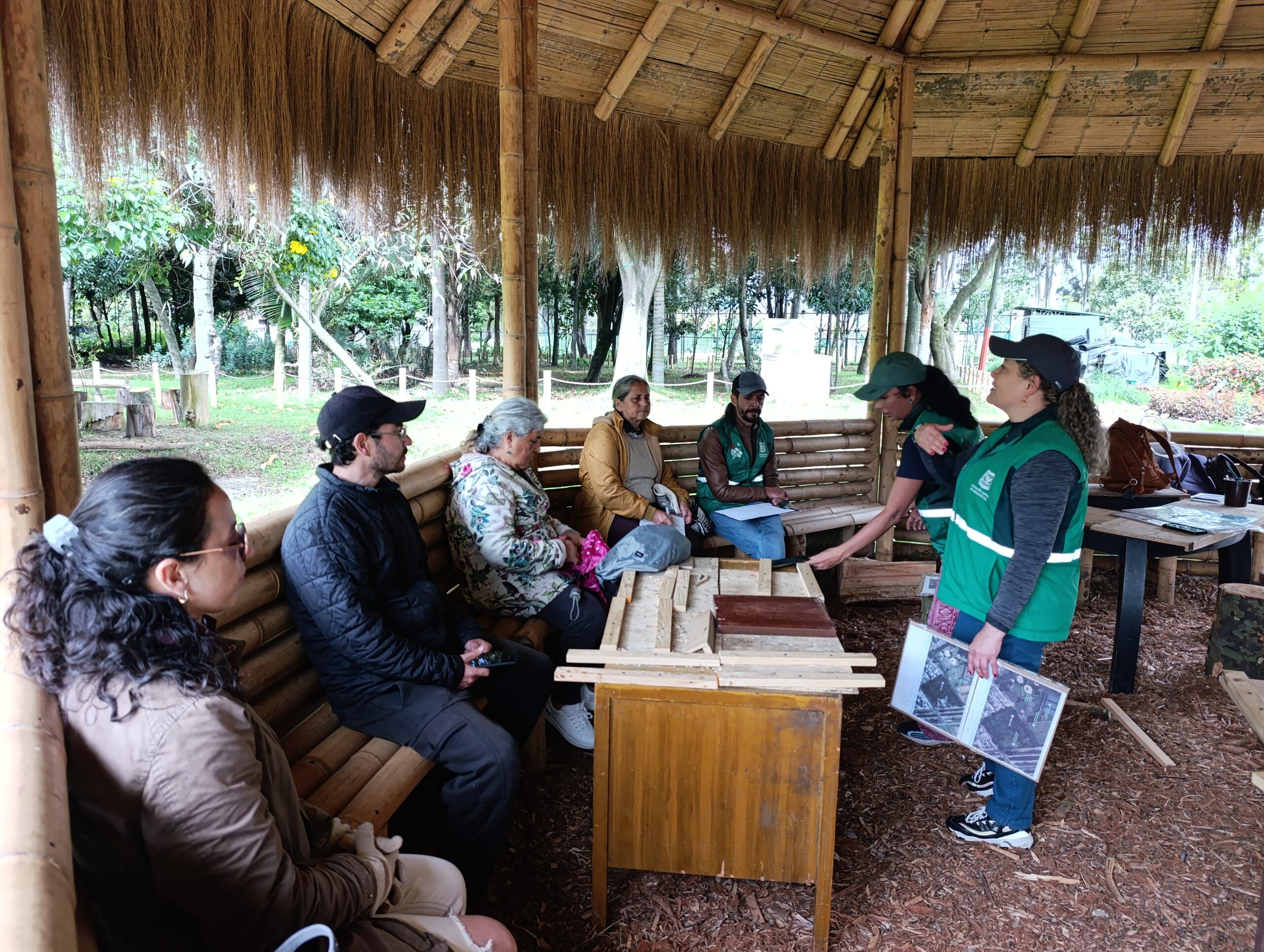 Historias del verde urbano: Comunidades de cuatro bosques urbanos participaron en los talleres de codiseño biofílico del Jardín Botánico