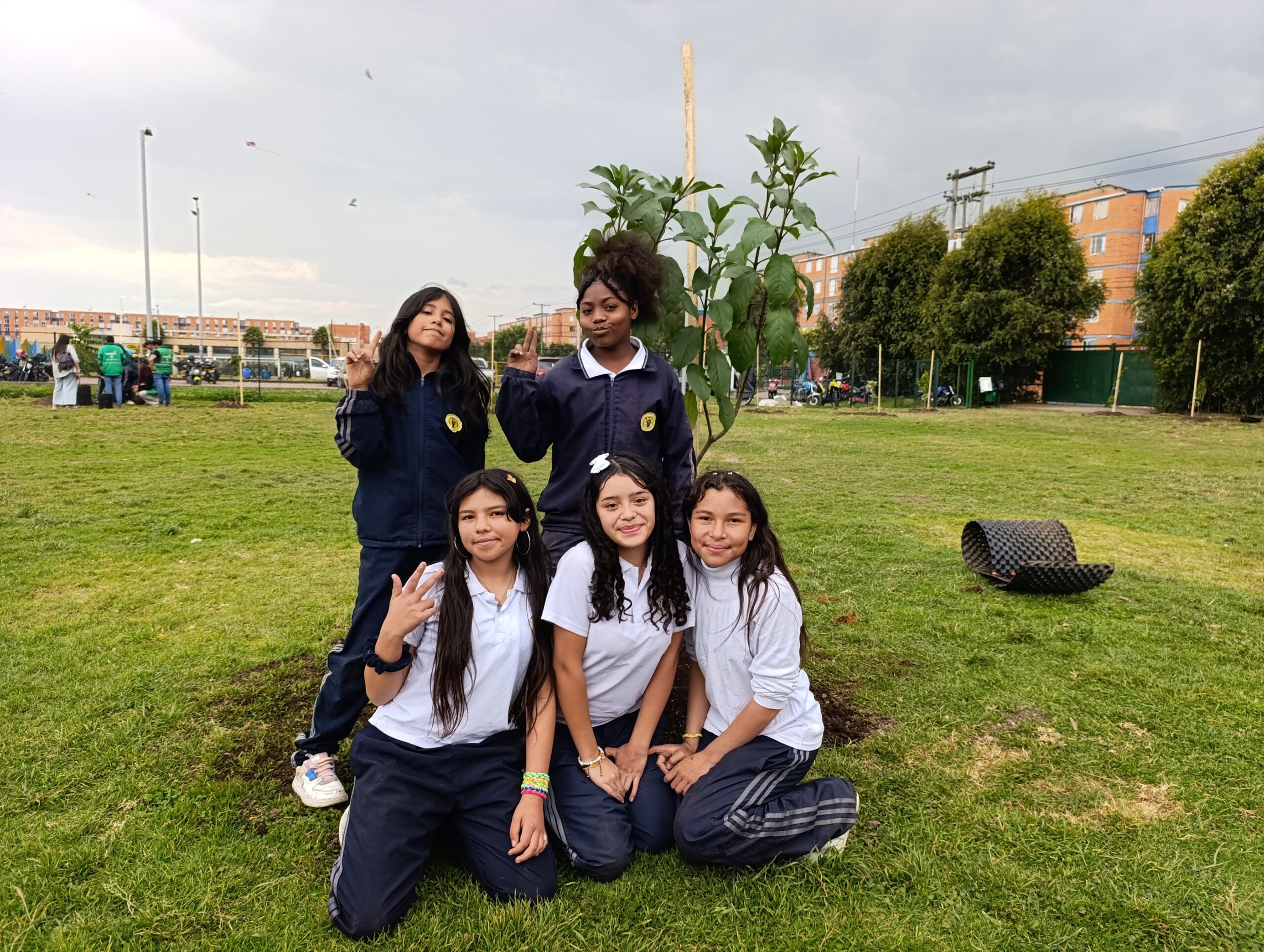 Historias del verde urbano: Estudiantes de primaria plantaron los primeros 50 árboles y arbustos en el colegio Ciudadela Educativa de Bosa