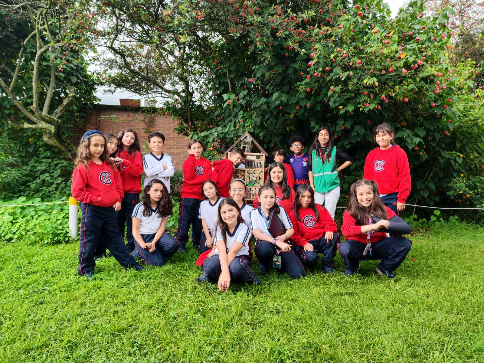 Tejiendo territorios : Abejas, madera y color: un día para los polinizadores en el Colegio Nueva York