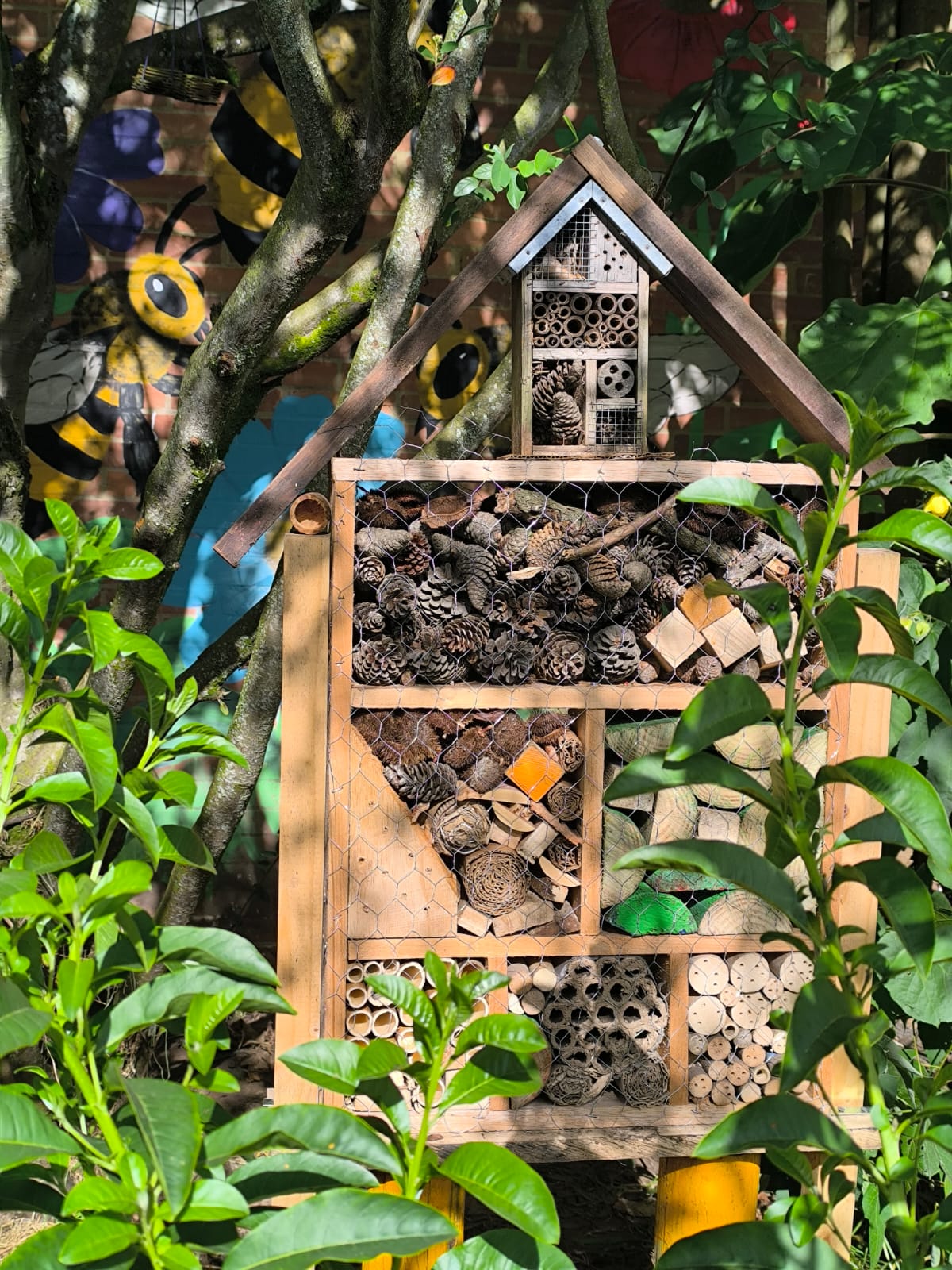 Tejiendo territorios : Abejas, madera y color: un día para los polinizadores en el Colegio Nueva York