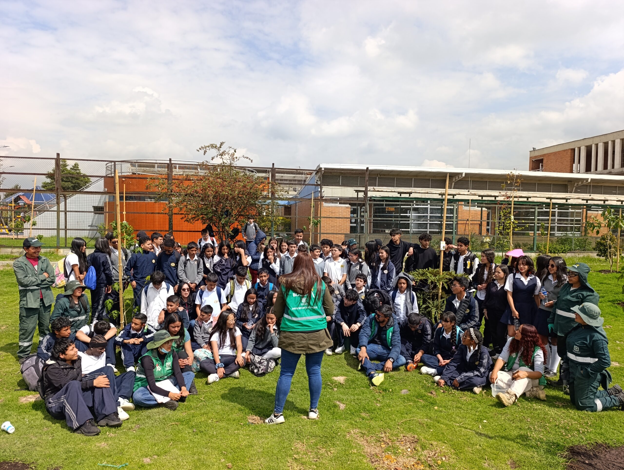 Historias del verde urbano: Ciudadela Educativa de Bosa: un colegio comprometido con el cuidado del arbolado