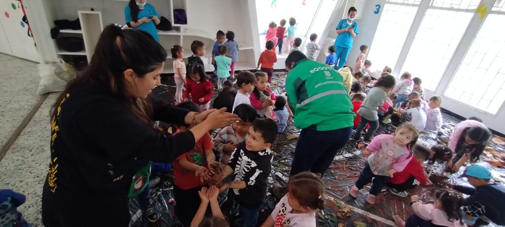 Tejiendo territorios : La diferencia entre un pétalo y una hoja