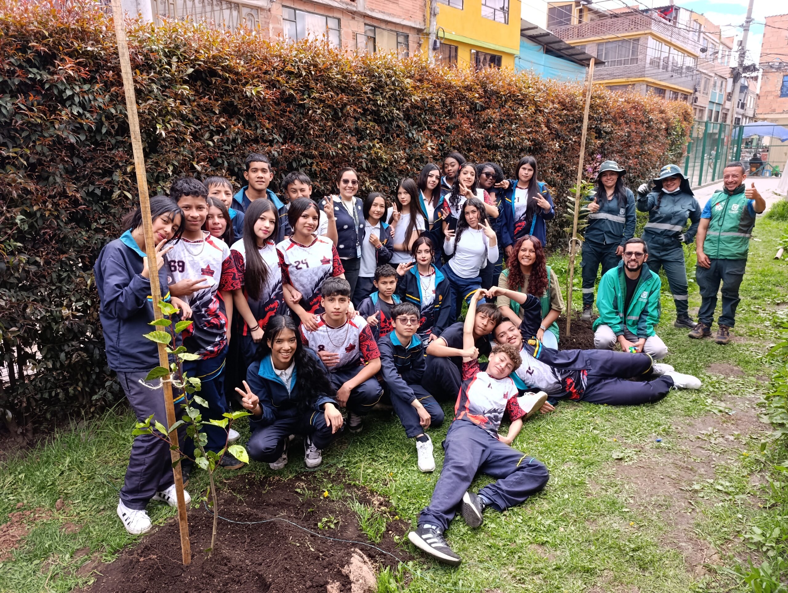 Historias del verde urbano: Uno de los colegios más antiguos de Bosa se renaturaliza con especies nativas Historias del verde urbano: Uno de los colegios más antiguos de Bosa se renaturaliza con especies nativas