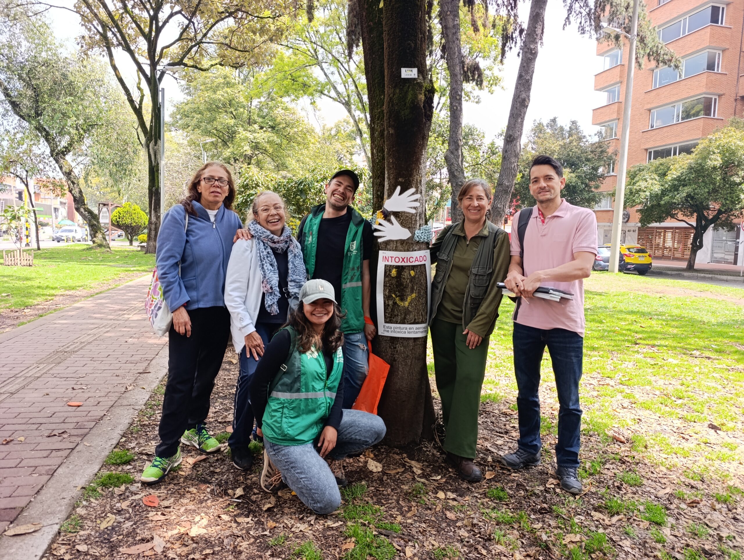 Historias del verde urbano: Instalación consciente: un llamado al respeto y protección de los árboles del Parkway