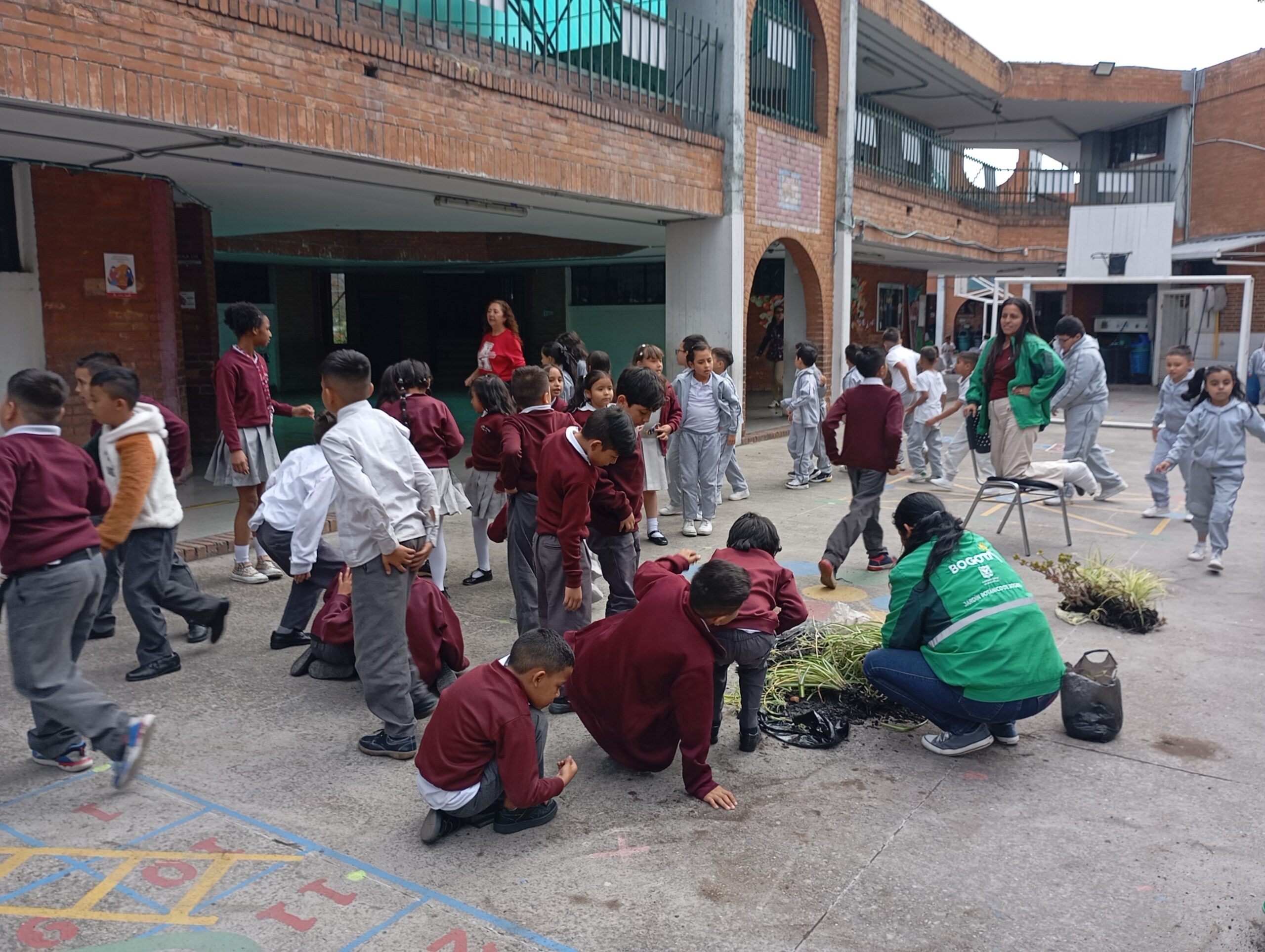 Tejiendo territorios: Un cuento que florece: Kennedy escribe su historia ambiental con manos de comunidad
