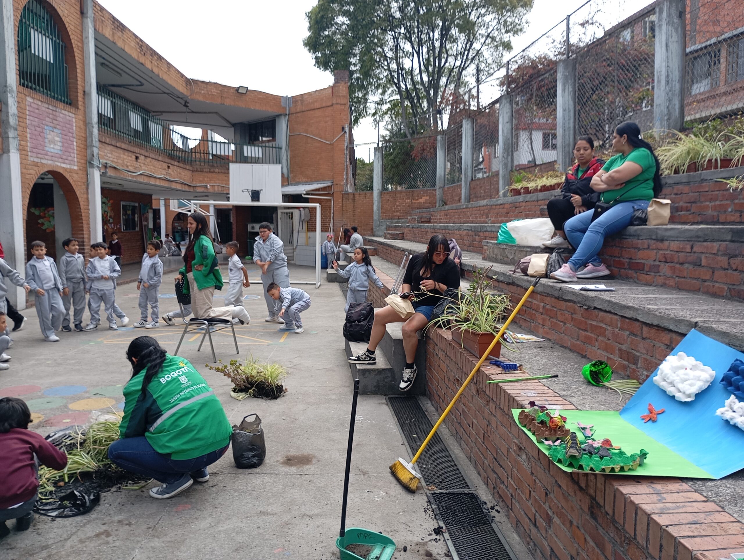 Tejiendo territorios: Un cuento que florece: Kennedy escribe su historia ambiental con manos de comunidad