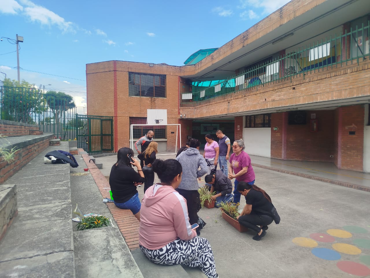 Tejiendo territorios: Un cuento que florece: Kennedy escribe su historia ambiental con manos de comunidad