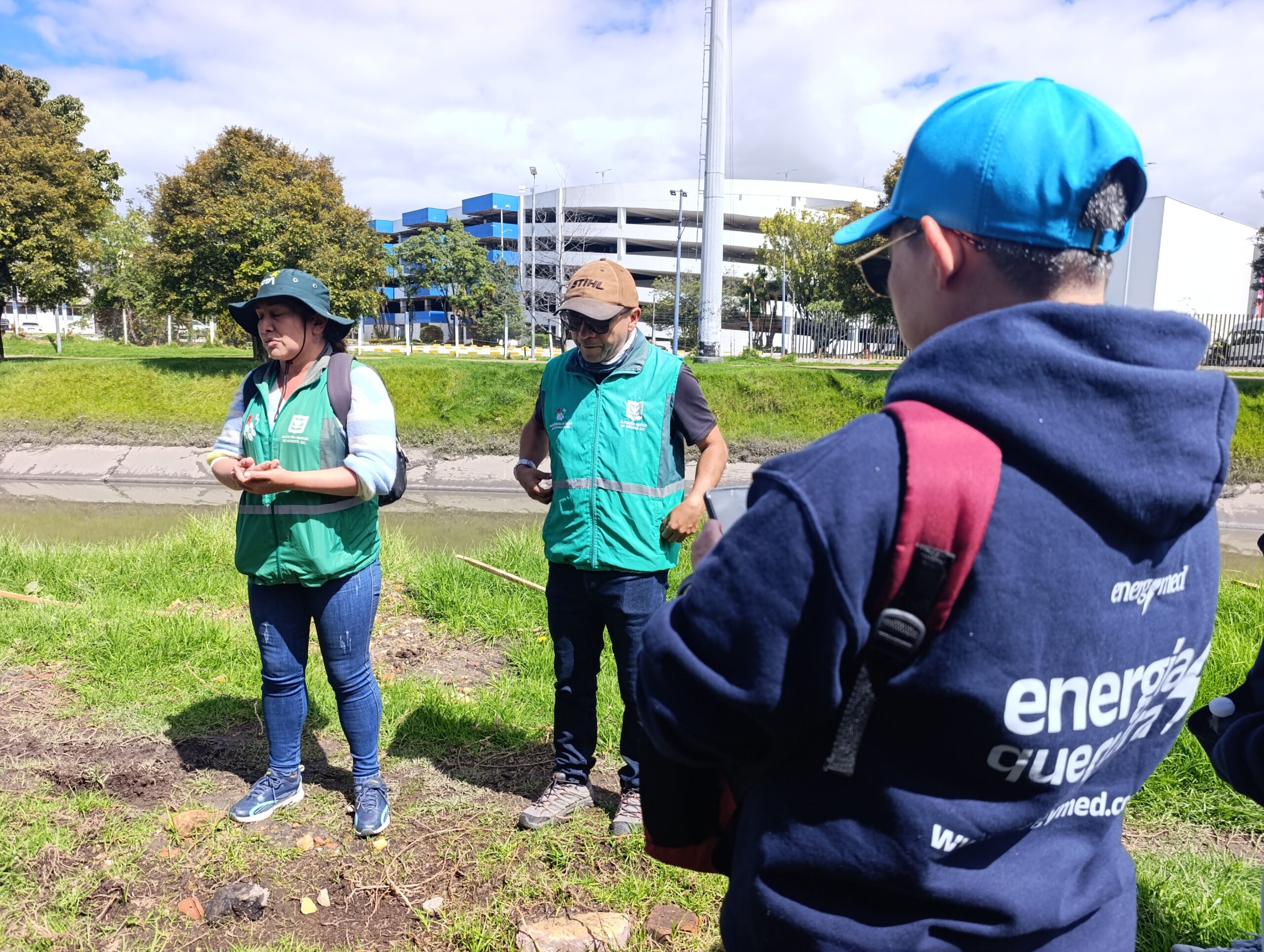 Historias del verde urbano: Río Negro: un canal que diversificó su ronda con 164 árboles y arbustos