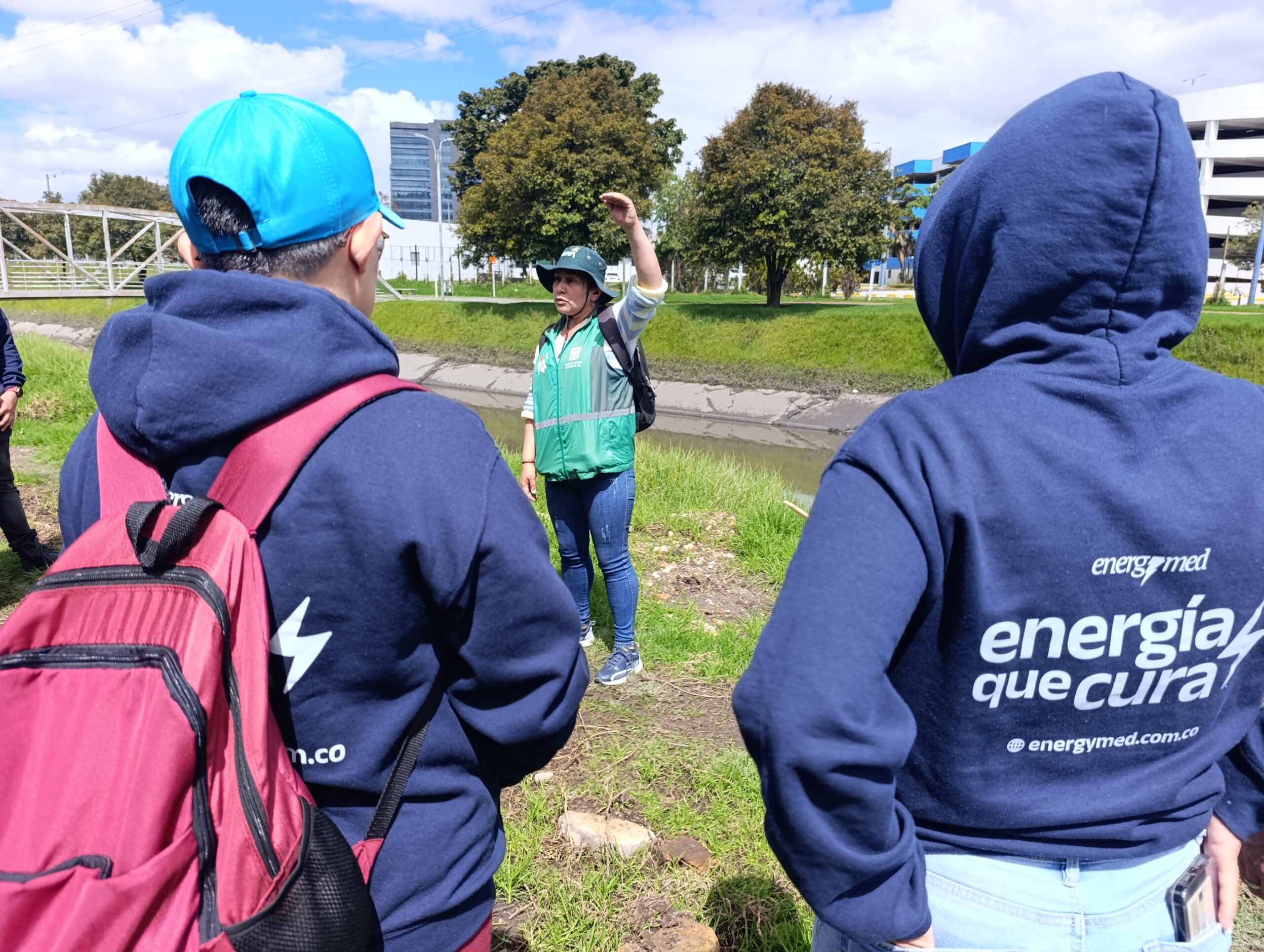 Historias del verde urbano: Río Negro: un canal que diversificó su ronda con 164 árboles y arbustos