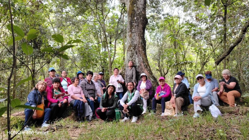 Tejiendo territorios: Memoria y Raíces: Mujeres de Fontibón recorren la Reserva Thomas van der Hammen