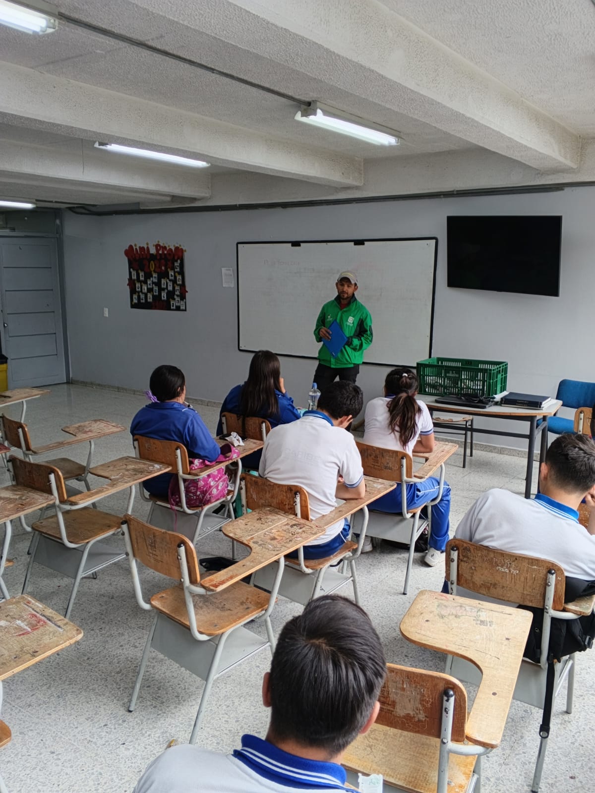 Tejiendo territorios: Vigías del Tunal: Estudiantes de Tunjuelito lideran inventario de biodiversidad urbana