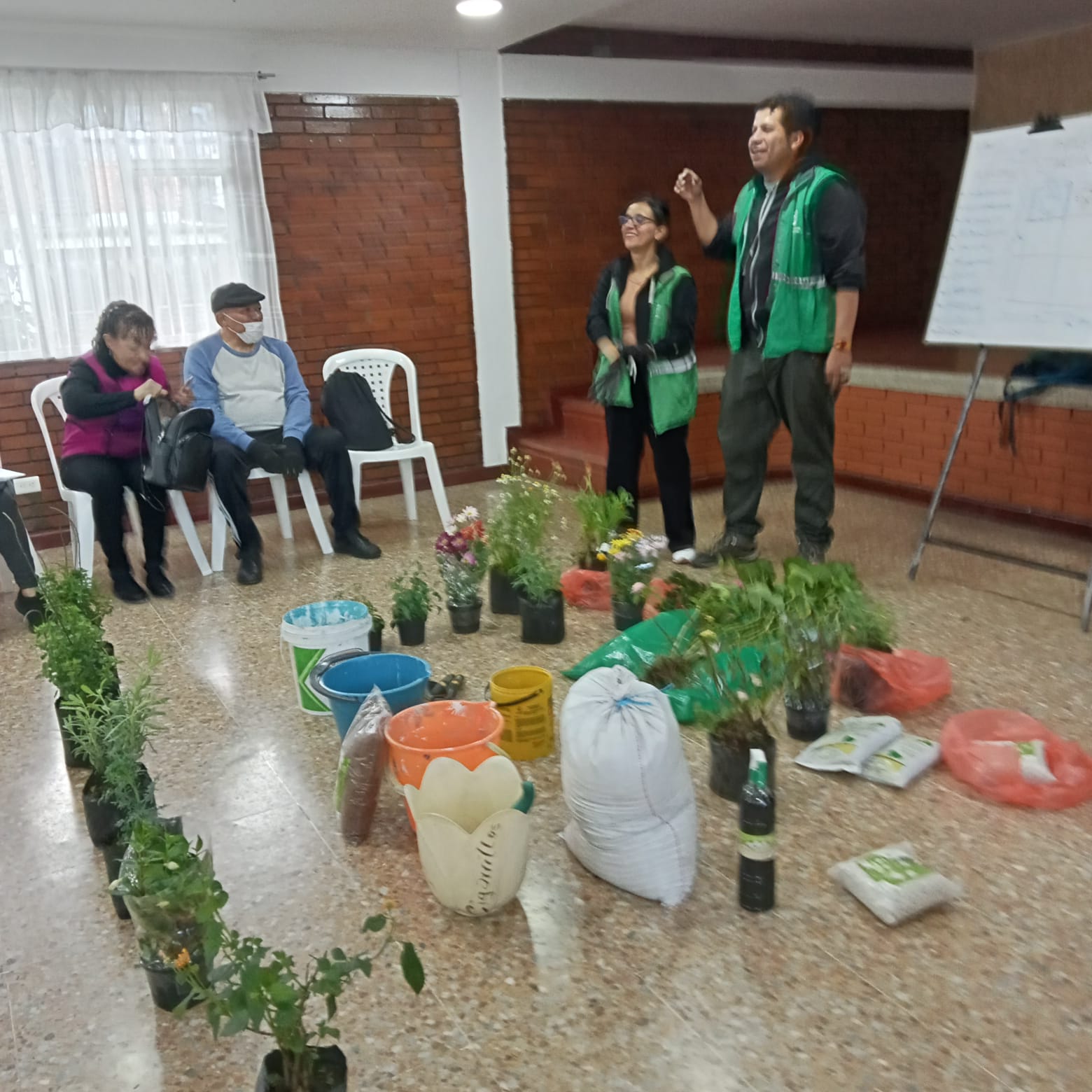Sabiduría y color: Adultos mayores de San José de la Granja tejen un refugio para polinizadores Sabiduría y color: Adultos mayores de San José de la Granja tejen un refugio para polinizadores