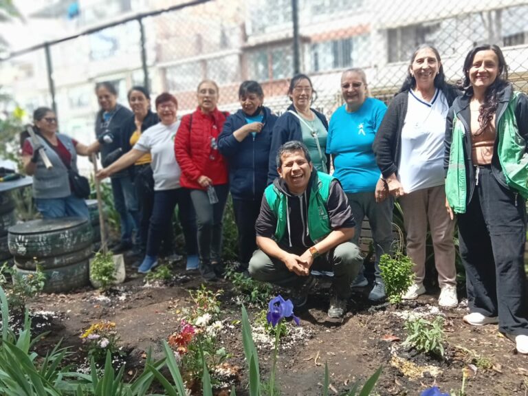 Sabiduría y color: Adultos mayores de San José de la Granja tejen un refugio para polinizadores